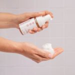 Set de limpieza suave y sérum con ácido hialurónico: limpieza profunda de poros y una piel radiante. - Imagen 3